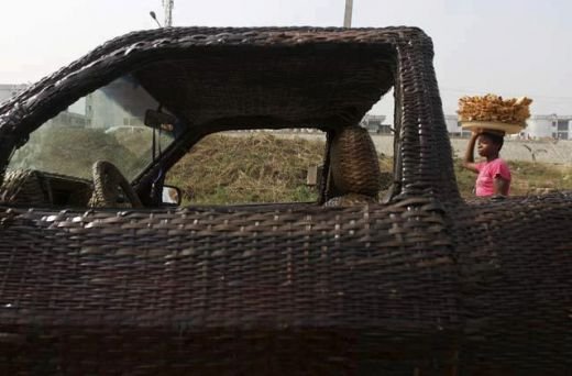 Prima masina facuta 100% in Africa! :) Iti vine sa crezi ca are roti si merge pe benzina? Materialul 'REVOLUTIONAR' din care a fost construita:_4