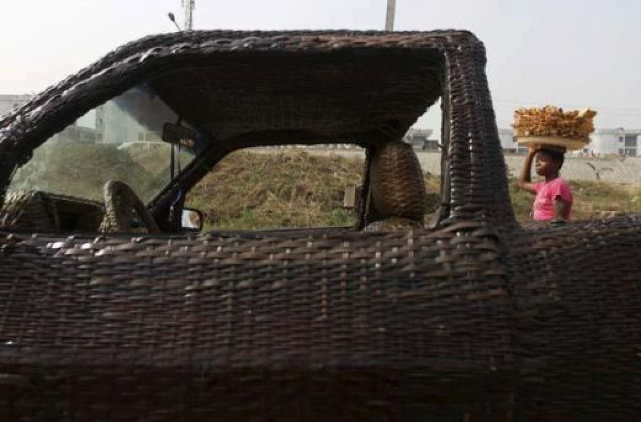 Prima masina facuta 100% in Africa! :) Iti vine sa crezi ca are roti si merge pe benzina? Materialul 'REVOLUTIONAR' din care a fost construita:_4