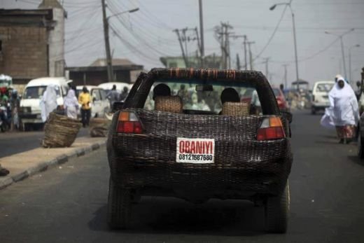 Prima masina facuta 100% in Africa! :) Iti vine sa crezi ca are roti si merge pe benzina? Materialul 'REVOLUTIONAR' din care a fost construita:_6