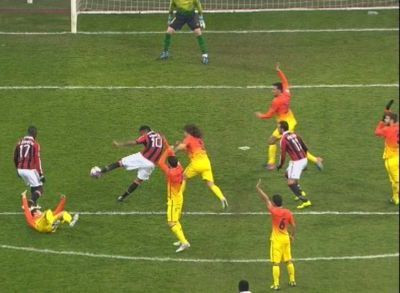 VIDEO: Tiki Taka n-a existat pe San Siro, arbitrul le-a facut CADOU italienilor primul gol: Milan 2-0 Barca! Galata 1-1 Schalke! Presa catalana face misto de jocul lui Milan:_7