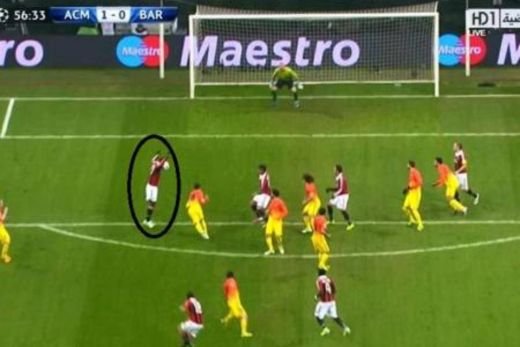 VIDEO: Tiki Taka n-a existat pe San Siro, arbitrul le-a facut CADOU italienilor primul gol: Milan 2-0 Barca! Galata 1-1 Schalke! Presa catalana face misto de jocul lui Milan:_11