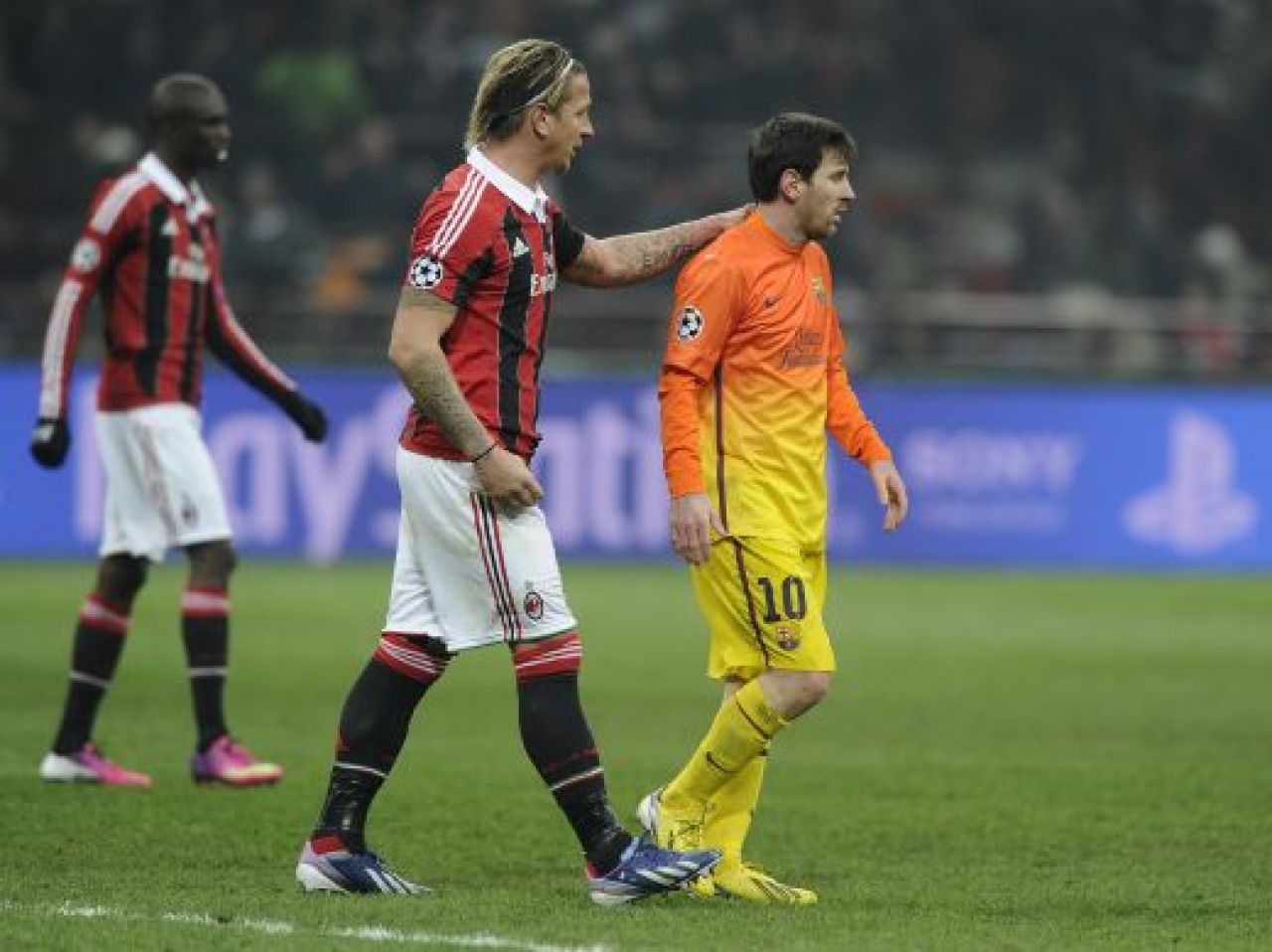 Galeria Zilei: Mayasii au avut dreptate! Apocalipsa a venit la Barcelona: DIAVOLII Boateng si Muntari au ucis sperantele catalanilor! SUPER FOTO de pe San Siro:_8