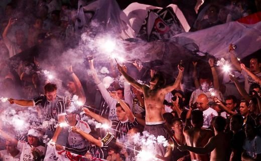 BOMBARDAMENT pe stadion! Un copil a MURIT din cauza ultrasilor dementi! SANGELE poate scoate din Liga cea mai tare echipa din lume