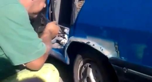 Rezolvarea ROMANEASCA: Vopseste Dacia CU GURA! Arata impecabil, de parca a iesit de pe poarta fabricii! VIDEO