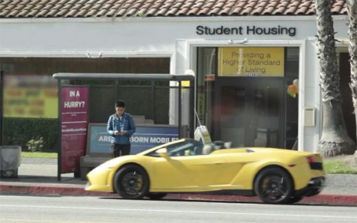 Cea mai tare statie de autobuz din lume! Au accesat un link si s-au teleportat direct intr-un film! VIDEO SENZATIONAL