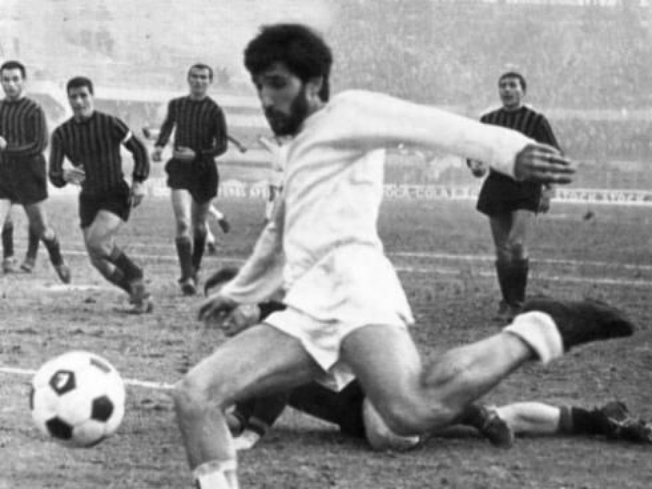 Destinul tragic al 'italianului George Best'! A murit lovit cu masina de un fan in timp ce sarbatorea o victorie! Ce s-a intamplat cu soferul pare desprins dintr-un scenariu de film_2