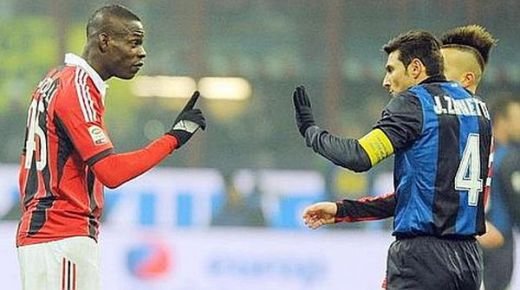 Balotelli a fost atacat cu BANANE la derby-ul cu Inter, meciul putea fi oprit! REACTIA pe care a avut-o a uimit toata Italia! UPDATE: Inter, amendata cu 50.000 &euro;