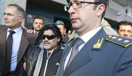 Galeria Zilei: Intoarcerea REGELUI! Maradona isi risca LIBERTATEA pentru a se intoarce la Napoli! Italienii il AUDIAZA in aceste momente:_6