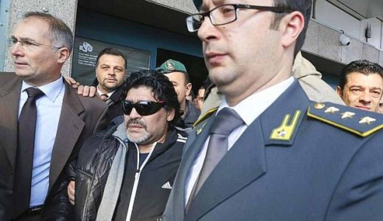 Galeria Zilei: Intoarcerea REGELUI! Maradona isi risca LIBERTATEA pentru a se intoarce la Napoli! Italienii il AUDIAZA in aceste momente:_6