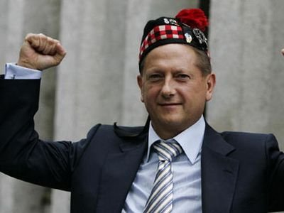 Ieri era patronul unei echipe de traditie, azi este TAXIMETRIST! Patronul unei echipe de PRIMA LIGA din Marea Britanie a facut o dezvaluire uluitoare: Mi-au luat tot!