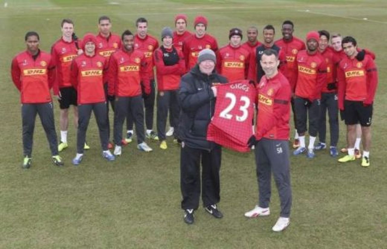 LEGENDA continua! Giggs bate toate recordurile dupa ce a semnat un nou contract! GENIAL! Fanii au aflat cand se va retrage cu adevarat:) Cum va arata in tricoul lui United in 2043:_3