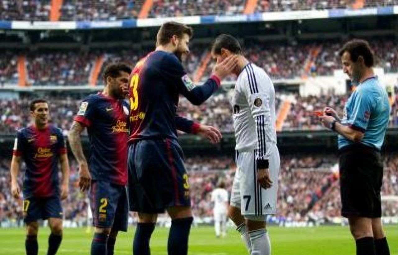 VIDEO: Momentul care a declansat un scandal MONSTRU dupa Real - Barca! Mourinho se ridica de pe banca si il injura pe Dani Alves: