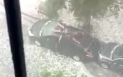 VIDEO Ce faci din dragoste pentru masina ta? Omul asta e SARIT DE PE FIX! Gestul incredibil pe o furtuna imensa!