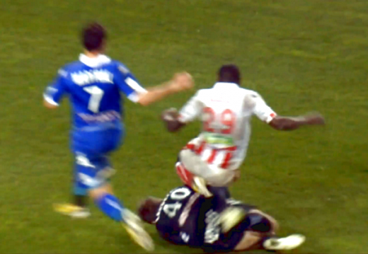 RAZBOI CORSICAN la Bastia 1-0 Ajaccio! 5 cartonase rosii si un FAULT pentru care fanii au intrat pe teren sa-i BATA pe jucatori! Vezi intrarea criminala - VIDEO_3
