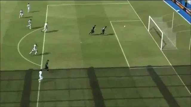 GENIAL: Faza la care un jucator murea sigur! :) Ce s-a intamplat la FIFA cand doi oameni alergau dupa aceeasi minge! VIDEO