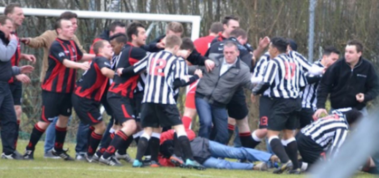 IMAGINI SOCANTE! Un antrenor a fost batut MAR la un meci de fotbal! Vezi care a fost motivul pentru care a fost calcat in picioare! FOTO_1