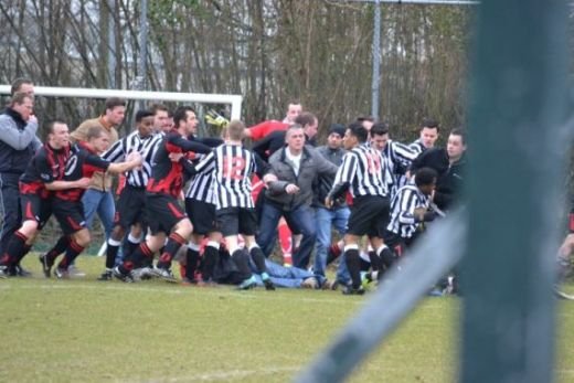 IMAGINI SOCANTE! Un antrenor a fost batut MAR la un meci de fotbal! Vezi care a fost motivul pentru care a fost calcat in picioare! FOTO_2