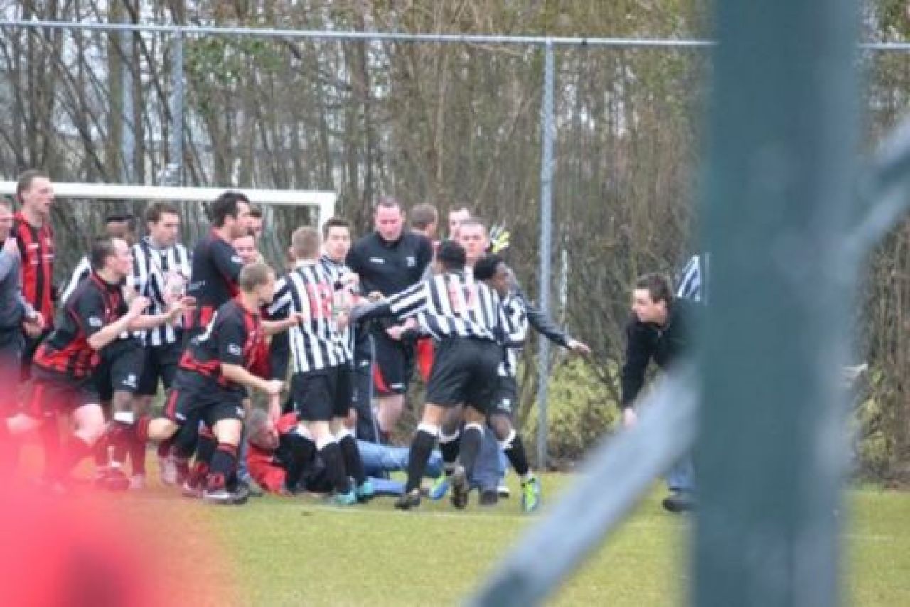 IMAGINI SOCANTE! Un antrenor a fost batut MAR la un meci de fotbal! Vezi care a fost motivul pentru care a fost calcat in picioare! FOTO_3