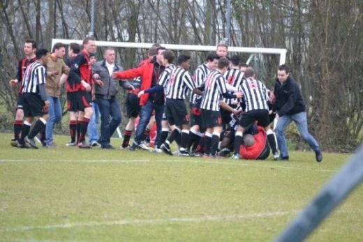 IMAGINI SOCANTE! Un antrenor a fost batut MAR la un meci de fotbal! Vezi care a fost motivul pentru care a fost calcat in picioare! FOTO_4