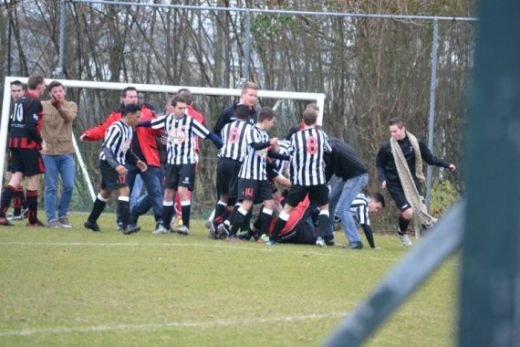 IMAGINI SOCANTE! Un antrenor a fost batut MAR la un meci de fotbal! Vezi care a fost motivul pentru care a fost calcat in picioare! FOTO_5