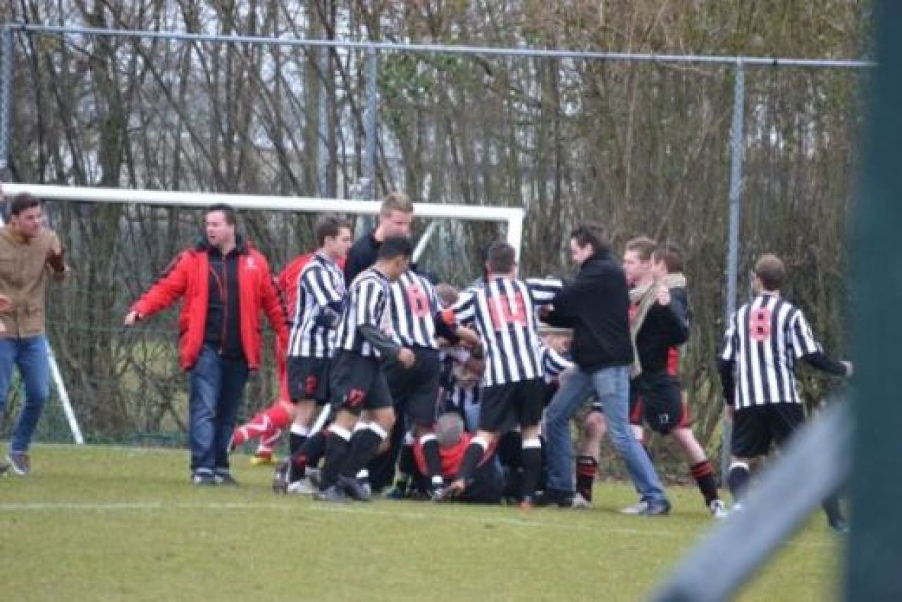 IMAGINI SOCANTE! Un antrenor a fost batut MAR la un meci de fotbal! Vezi care a fost motivul pentru care a fost calcat in picioare! FOTO_6
