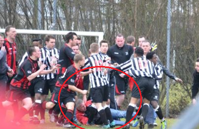 IMAGINI SOCANTE! Un antrenor a fost batut MAR la un meci de fotbal! Vezi care a fost motivul pentru care a fost calcat in picioare! FOTO_7