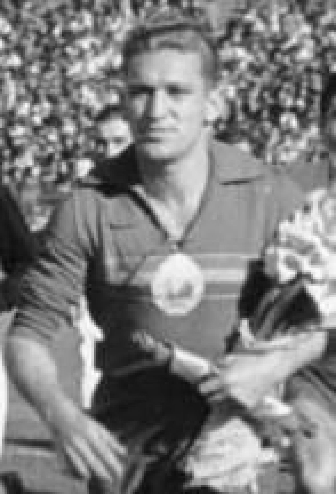 Primul fotbalist din Romania chemat sa se bata cu STELELE lumii! A jucat la cele mai tari cluburi din tara si a fost suspendat pentru pariuri! Poveste fascinanta:_1