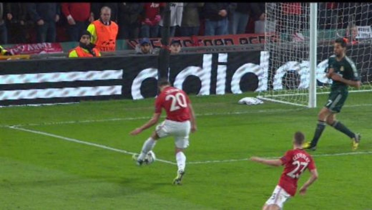 VIDEO: Real merge in sferturi dupa o decizie controversata de arbitraj: Manchester United 1-2 Real Madrid! Giggs a jucat meciul 1000, Ronaldo a refuzat sa-si celebreze golul!_5