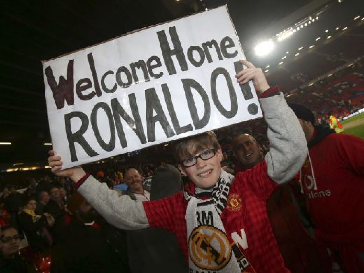 VIDEO: Real merge in sferturi dupa o decizie controversata de arbitraj: Manchester United 1-2 Real Madrid! Giggs a jucat meciul 1000, Ronaldo a refuzat sa-si celebreze golul!_8