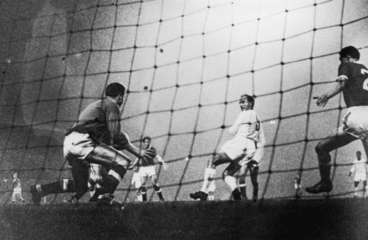 Pe el l-au RAPIT teroristii pentru ca era prea cunoscut, apoi si-au cerut SCUZE! Real Madrid l-a furat dupa ce semnase cu Barcelona! Povestea unui geniu:_3