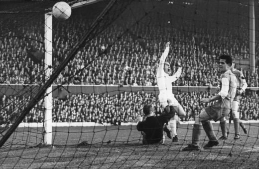 Pe el l-au RAPIT teroristii pentru ca era prea cunoscut, apoi si-au cerut SCUZE! Real Madrid l-a furat dupa ce semnase cu Barcelona! Povestea unui geniu:_4