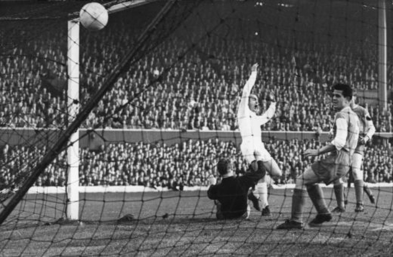 Pe el l-au RAPIT teroristii pentru ca era prea cunoscut, apoi si-au cerut SCUZE! Real Madrid l-a furat dupa ce semnase cu Barcelona! Povestea unui geniu:_4