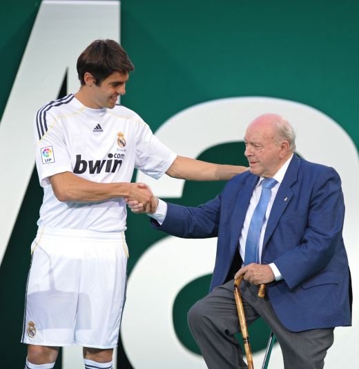 Pe el l-au RAPIT teroristii pentru ca era prea cunoscut, apoi si-au cerut SCUZE! Real Madrid l-a furat dupa ce semnase cu Barcelona! Povestea unui geniu:_7