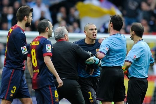 BREAKING NEWS! Victor Valdes si-a aflat suspendarea dupa ce a facut SCANDAL la El Clasico! Cate etape va sta pe bara pentru ca a jignit arbitrul: