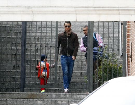 Galeria Zilei: Imaginile de milioane de LIKE-uri cu Cristiano Ronaldo! ZEUL din Liga Campionilor a fost pamantean pentru o zi! Cum l-au surprins papparazzi, CLICK AICI: