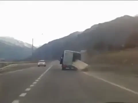 Faza HORROR pe sosea! Niste nebuni au umplut cu camion pana la refuz! Cum arata masina care merge in doar TREI ROTI! VIDEO
