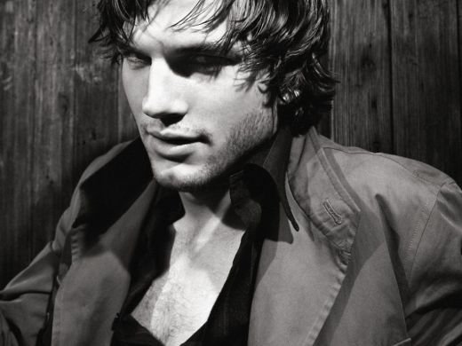 Ashton Kutcher s-a urcat pe acoperisul spitalului si a vrut sa se SINUCIDA: Si-ar fi salvat fratele! Un miracol l-a facut sa renunte: