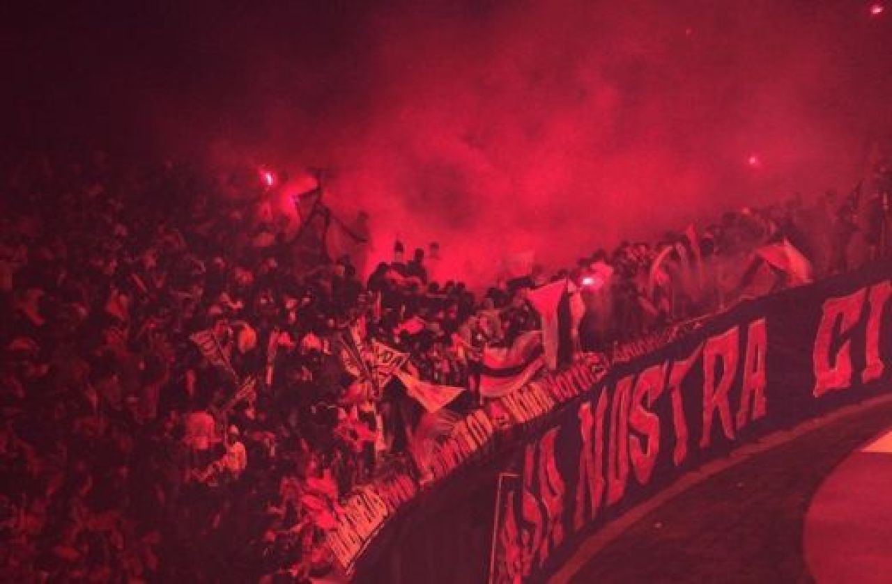 NEBUNII care iti fac pielea de gaina garantat! 99% dintre voi nu ati auzit de ei, oamenii astia sunt insa MAGNIFICI! Stadionul pe care nu vezi meciul din cauza lacrimilor de bucurie:_1