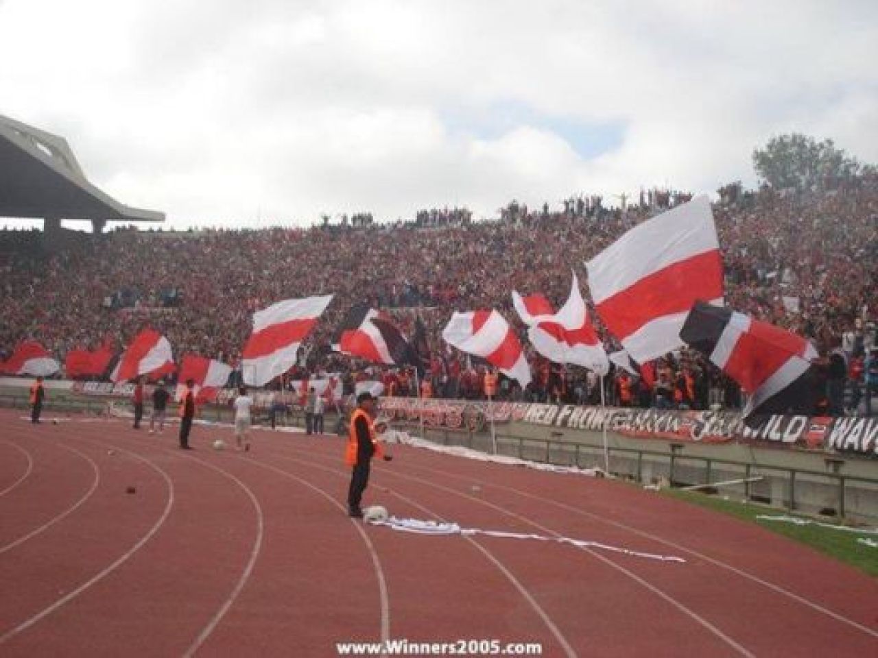 NEBUNII care iti fac pielea de gaina garantat! 99% dintre voi nu ati auzit de ei, oamenii astia sunt insa MAGNIFICI! Stadionul pe care nu vezi meciul din cauza lacrimilor de bucurie:_13