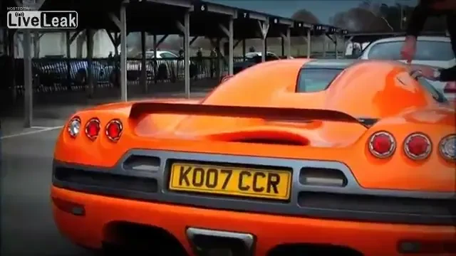 VIDEO Si-a incuiat masina de 500.000 de euro cu cheile in ea! Modul INCREDIBIL in care a reusit s-o deschida: