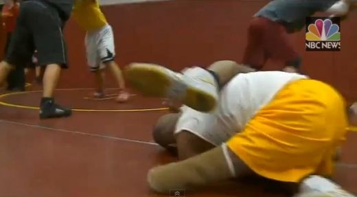 VIDEO CUTREMURATOR Super eroii chiar exista! Nu are maini si picioare dar face un sport IMPOSIBIL! Pustiul care te face sa plangi: