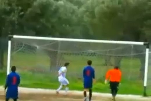 Moment unic in fotbal! Un ANONIM a COPIAT NEBUNIA lui Ronaldinho cu un singur sut! 4 bare dintr-o singura lovitura! FAZA care nu poate fi descrisa