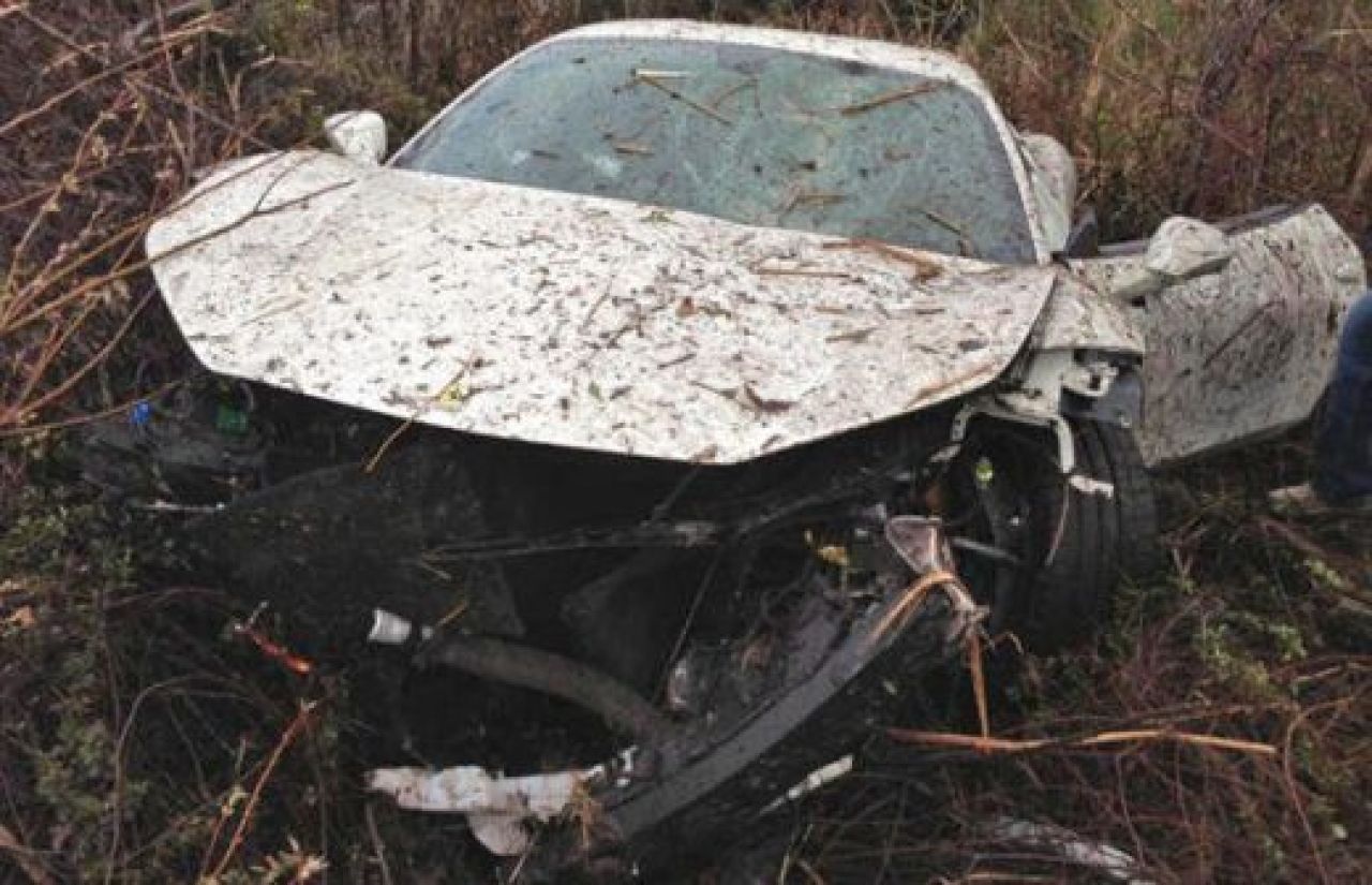 Au gasit un MONSTRU intr-o mlastina! Imagini HORROR cu o masina de 700 cai putere parasita dupa o cursa ilegala! Vezi ce s-a intamplat - FOTO_1