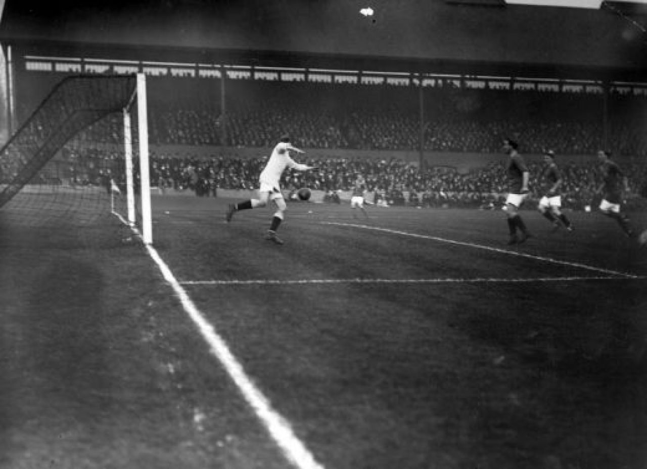Au fost vremuri cand englezii au confundat carnea de vita cu carnea de... om :) Stadionul Stamford Bridge pastreaza o amintire de care oficialii se jeneaza sa vorbeasca azi:_3