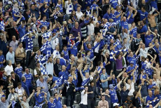 Cel mai DUBIOS fan de la Steaua-Chelsea: are 50 de ani dar a venit cu jucaria la meci! Cum le-a transmis energii negative fotbalistilor Stelei :))