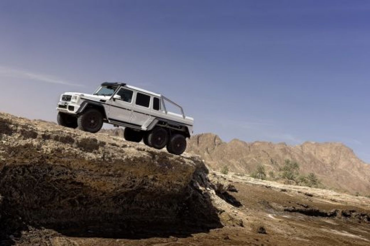 MONSTRUL 6x6 lansat de Mercedes: Seicii miliardari il vor adora! Nemtii le arata arabilor cum se imblanzeste desertul!_2
