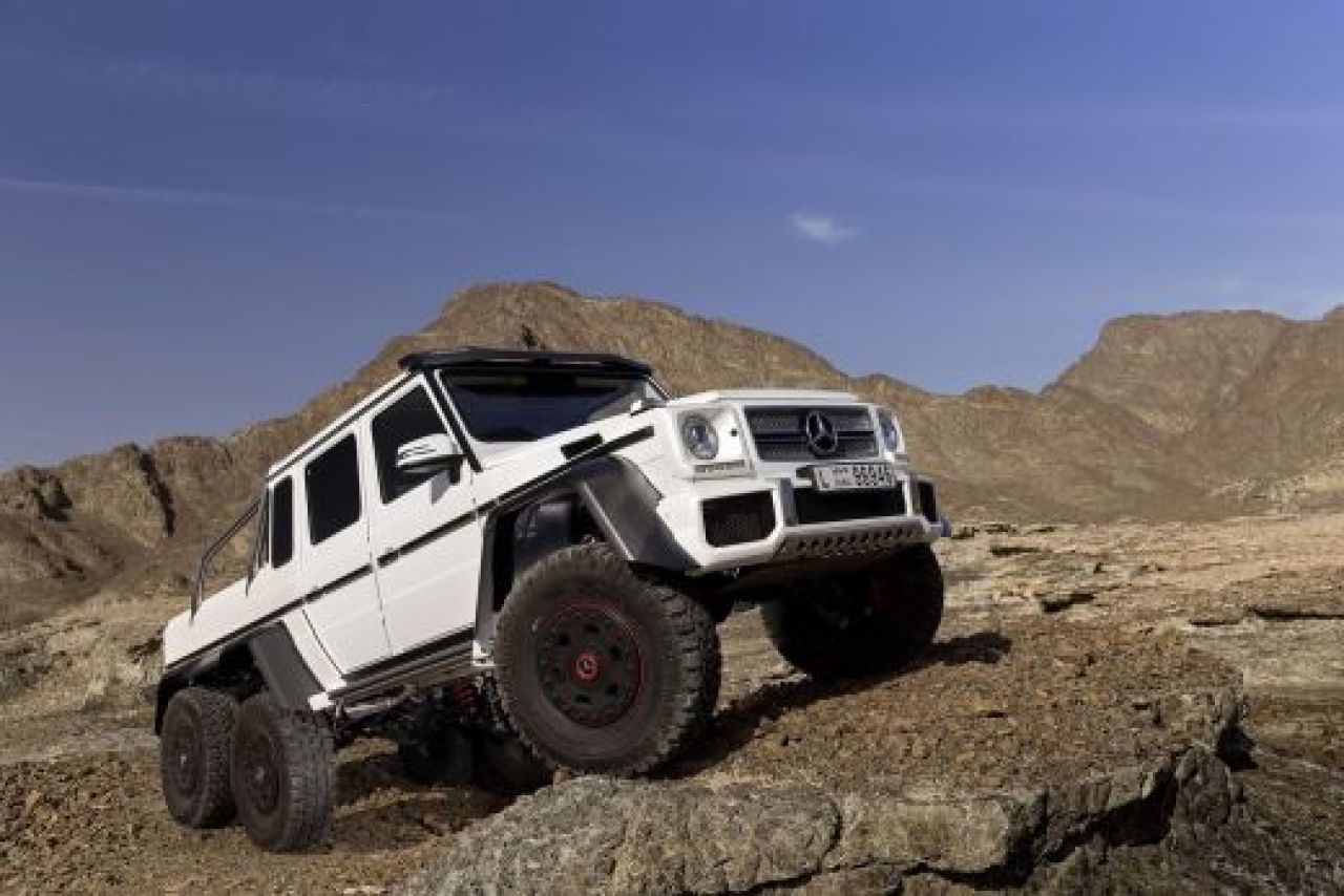 MONSTRUL 6x6 lansat de Mercedes: Seicii miliardari il vor adora! Nemtii le arata arabilor cum se imblanzeste desertul!_5
