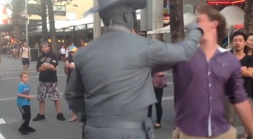 O statuie a prins viata si a facut KO un trecator enervant. Mult prea enervant! :)) VIDEO