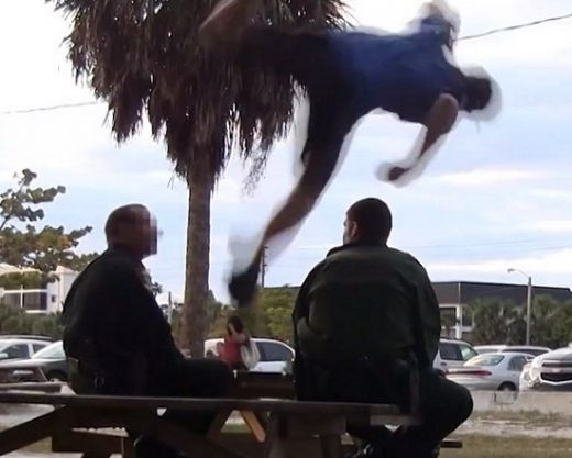 Cea mai periculoasa saritura din parkour: TUMBA peste doi politisti! Ar fi scapat cu bine dar a fost arestat pentru ASTA: VIDEO