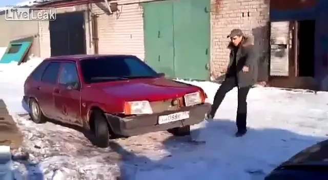 VIDEO made in Rusia! Un simplu sut a distrus aceasta masina! Te gandeai ca se poate intampla asa ceva?